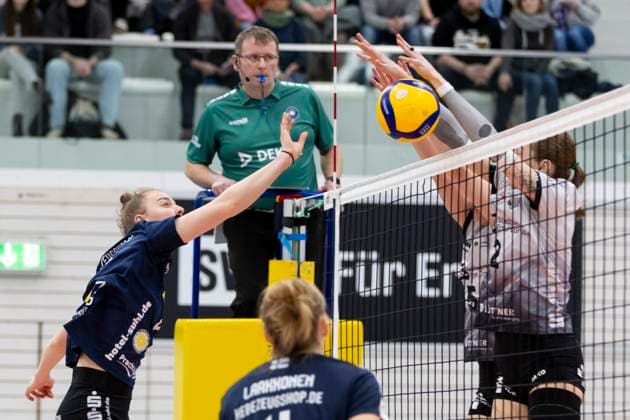1 Volleyball Bundesliga Women Schwarz Weiss Erfurt vs VfB Suhl LOTTO Thüringen Erfurt 29 01 2025 Jette Kuipers 8 VfB Suhl LOTTO Thüringen vs Isabella Noble 5 Schwarz Weiss Erfurt behind and Elizabeth Sandbothe 2 Schwarz Weiss Erfurt in front 1 Volleyball Bundesliga Women Schwarz Weiss Erfurt vs VfB Suhl LOTTO Thüringen Riethsporthalle Erfurt 29 01 2025 Copyright: xBEAUTIFULxSPORTS Duehringx