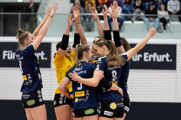 1 Volleyball Bundesliga Women Schwarz Weiss Erfurt vs VfB Suhl LOTTO Thüringen Erfurt 29 01 2025 Cheering, Lara Nagels 3 VfB Suhl LOTTO Thüringen left and Anna Artyshuk 9 VfB Suhl LOTTO Thüringen right 1 Volleyball Bundesliga Women Schwarz Weiss Erfurt vs VfB Suhl LOTTO Thüringen Riethsporthalle Erfurt 29 01 2025 Copyright: xBEAUTIFULxSPORTS Duehringx