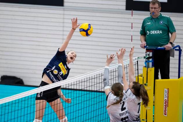 1 Volleyball Bundesliga Women Schwarz Weiss Erfurt vs VfB Suhl LOTTO Thüringen Erfurt 29 01 2025 Jette Kuipers 8 VfB Suhl LOTTO Thüringen vs Elizabeth Sandbothe 2 Schwarz Weiss Erfurt and Tabea Dreiack 7 Schwarz Weiss Erfurt 1 Volleyball Bundesliga Women Schwarz Weiss Erfurt vs VfB Suhl LOTTO Thüringen Riethsporthalle Erfurt 29 01 2025 Copyright: xBEAUTIFULxSPORTS Duehringx