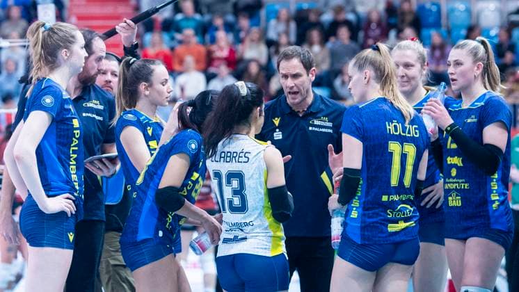 29 1 2025, Volleyball, Women, VBL, 1 VBL, 1 Volleyball Bundesliga, 20 Matchday, SC Potsdam SSC Palmberg Schwerin Coach Felix Koslowski SSC Palmberg Schwerin discusses tactics with his players Potsdam MBS Arena Brandenburg Germany