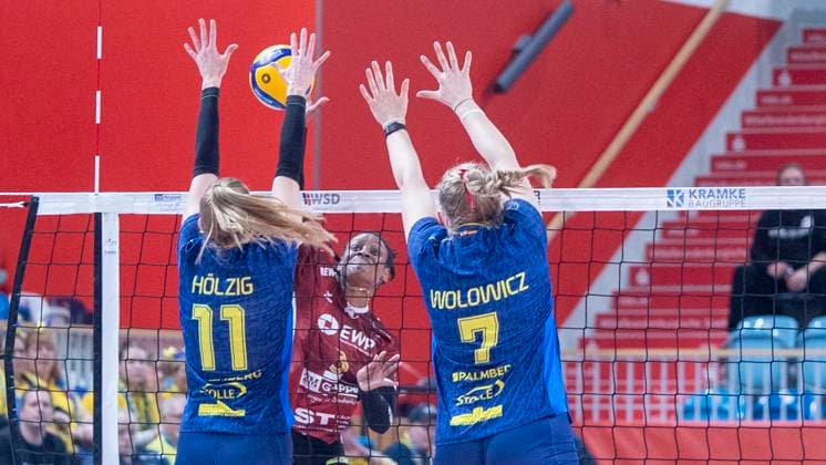 29 1 2025, Volleyball, Women, VBL, 1 VBL, 1 Volleyball Bundesliga, 20 Matchday, SC Potsdam SSC Palmberg Schwerin Anne Hölzig SSC Palmberg Schwerin, left and Meg Wolowicz SSC Palmberg Schwerin, right against Danielle Harbin SC Potsdam, center Potsdam MBS Arena Brandenburg Germany