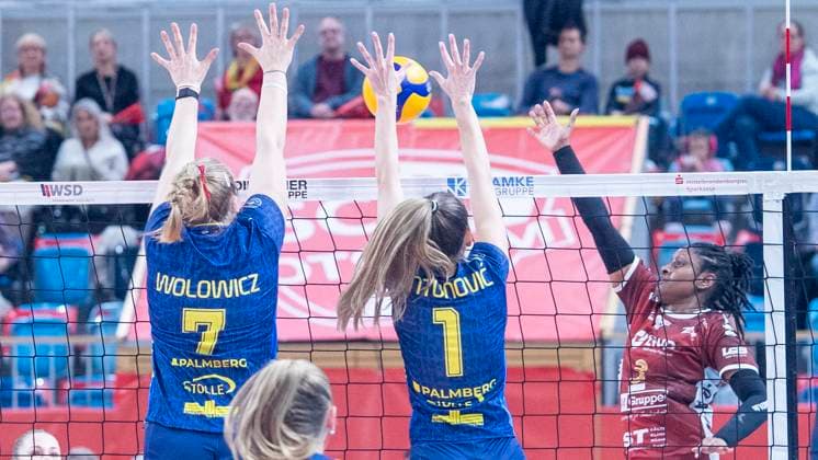 29 1 2025, Volleyball, Women, VBL, 1 VBL, 1 Volleyball Bundesliga, 20 Matchday, SC Potsdam SSC Palmberg Schwerin Meg Wolowicz SSC Palmberg Schwerin, left and Karla Antunovic SSC Palmberg Schwerin, center against Danielle Harbin SC Potsdam, right Potsdam MBS Arena Brandenburg Germany