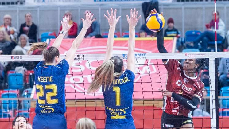 29 1 2025, Volleyball, Women, VBL, 1 VBL, 1 Volleyball Bundesliga, 20 Matchday, SC Potsdam SSC Palmberg Schwerin Jaelyn Keene SSC Palmberg Schwerin, left and Karla Antunovic SSC Palmberg Schwerin, center against Danielle Harbin SC Potsdam, right Potsdam MBS Arena Brandenburg Germany