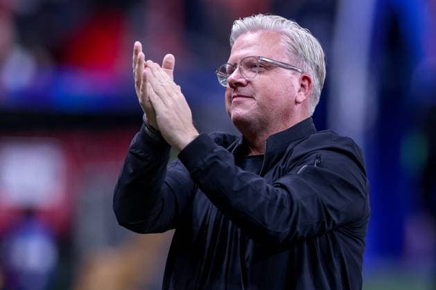 29 01 2025, Football, Bayer 04 Leverkusen AC Sparta Prague, UEFA Champions League, Matchday 8, BayArena, Season 2024 2025 Head coach Lars Friis Sparta Prague stands applauding before the match near the visitors block and welcomes the fans who have traveled to North Rhine-Westphalia Germany
