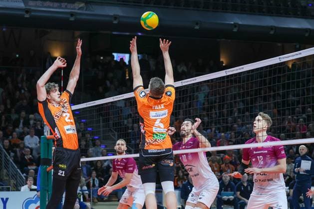 Tobias Krick BR Volleys, 21 andJohannes Tille BR Volleys, 06 with the ball at the net, BRVolleys vs PGE Project Warsaw n, Champions League , 2025 01 29 Berlin Berlin Land Copyright: xFootxBowl ThomasxSobotzkix