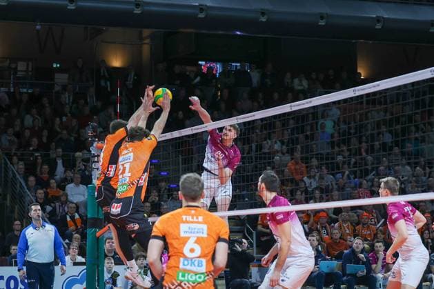 Ruben Schott BR Volleys, 13 and Tobias Krick BR Volleys, 21 defend the ball together, from theLinus Weber PGE Project Warsaw, 20 , BRVolleys vs PGE Project Warsaw n, Champions League , 2025 01 29 Berlin Berlin Land Copyright: xFootxBowl ThomasxSobotzkix