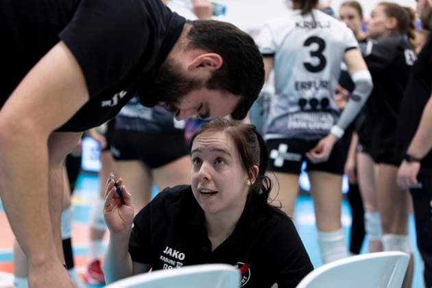 1 Volleyball Bundesliga Women Schwarz Weiss Erfurt vs VfB Suhl LOTTO Thüringen Erfurt 29 01 2025 Mateusz Zarczynski coach Schwarz Weiss Erfurt left and Rebekka Schneider co-coach Schwarz Weiss Erfurt right 1 Volleyball Bundesliga Women Schwarz Weiss Erfurt vs VfB Suhl LOTTO Thüringen Riethsporthalle Erfurt 29 01 2025 Copyright: xBEAUTIFULxSPORTS Duehringx