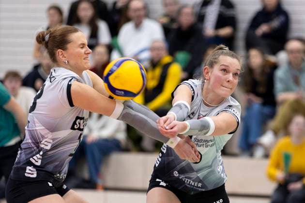1 Volleyball Bundesliga Women Schwarz Weiss Erfurt vs VfB Suhl LOTTO Thüringen Erfurt 29 01 2025 Lara Alyssa Darowski 13 Schwarz Weiss Erfurt left and Pia Mohr 10 Schwarz Weiss Erfurt right 1 Volleyball Bundesliga Women Schwarz Weiss Erfurt vs VfB Suhl LOTTO Thüringen Riethsporthalle Erfurt 29 01 2025 Copyright: xBEAUTIFULxSPORTS Duehringx