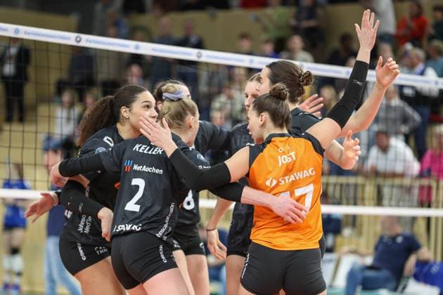 Wiesbaden, Germany January 29, 2025 1 VBL Women 2024 2025 VC Wiesbaden vs Ladies in Black Aachen In the picture Jasmine Rivest Ladies in Black Aachen, 11 , Luisa Keller Ladies in Black Aachen, 2 , Kacey Jost Ladies in Black Aachen, 17 , Cheering after winning a point, Halle am Platz der deutschen Einheit Berlin Copyright: xFotostandx xUlrichxScherbaumx
