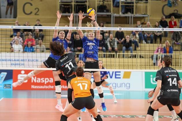 Wiesbaden, Germany January 29, 2025 1 VBL Women 2024 2025 VC Wiesbaden vs Ladies in Black Aachen In the picture Jasmine Rivest Ladies in Black Aachen, 11 , Rachel Gomez VC Wiesbaden, 17 Halle am Platz der deutschen Einheit Berlin Copyright: xFotostandx xUlrichxScherbaumx