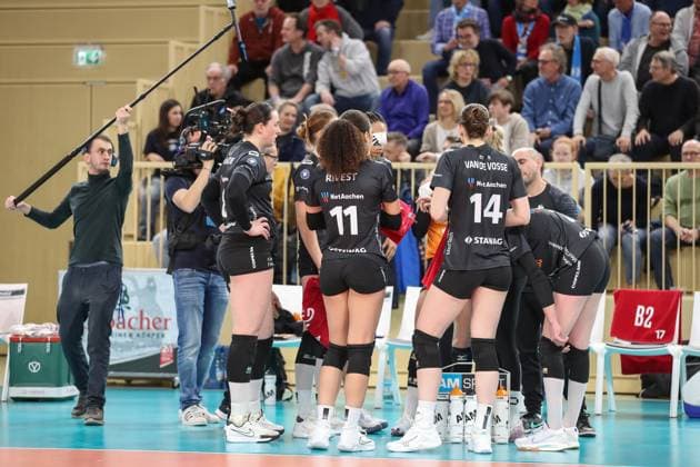 Wiesbaden, Germany January 29, 2025 1 VBL Women 2024 2025 VC Wiesbaden vs Ladies in Black Aachen In the picture the players of Ladies in Black Aachen, at the meeting during the intermission of the game, Halle am Platz der deutschen Einheit Berlin Copyright: xFotostandx xUlrichxScherbaumx