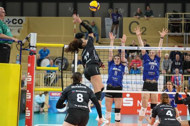 Wiesbaden, Germany January 29, 2025 1 VBL Women 2024 2025 VC Wiesbaden vs Ladies in Black Aachen In the picture Jasmine Rivest Ladies in Black Aachen, 11 , Celine Jebens VC Wiesbaden, 11 , Rachel Gomez VC Wiesbaden, 17 , Halle am Platz der deutschen Einheit Berlin Copyright: xFotostandx xUlrichxScherbaumx