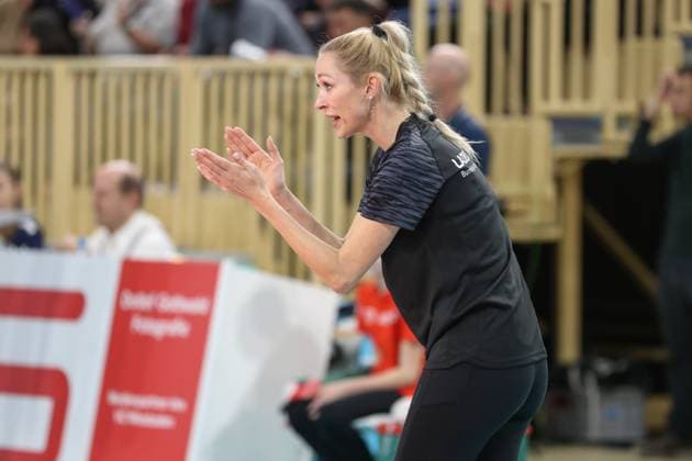 Wiesbaden, Germany January 29, 2025 1 VBL Women 2024 2025 VC Wiesbaden vs Ladies in Black Aachen In the picture, coach Mareike Hindriksen Ladies in Black Aachen gesticulates on the pitch in the hall at Platz der deutschen Einheit Berlin Copyright: xFotostandx xUlrichxScherbaumx