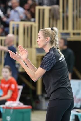 Wiesbaden, Germany January 29, 2025 1 VBL Women 2024 2025 VC Wiesbaden vs Ladies in Black Aachen In the picture, coach Mareike Hindriksen Ladies in Black Aachen gesticulates on the pitch in the hall at Platz der deutschen Einheit Berlin Copyright: xFotostandx xUlrichxScherbaumx