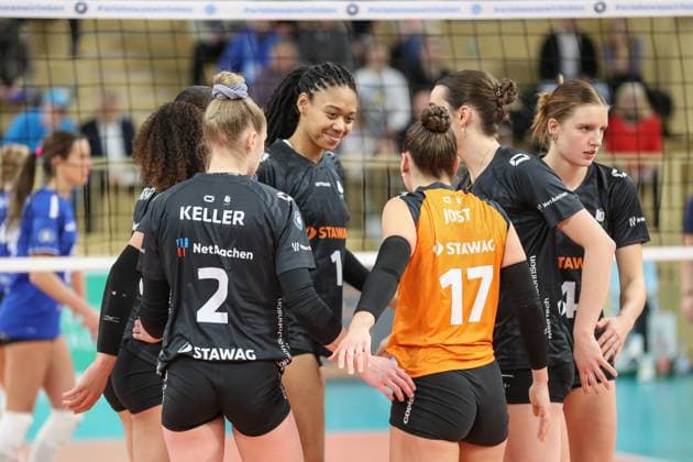 Wiesbaden, Germany January 29, 2025 1 VBL Women 2024 2025 VC Wiesbaden vs Ladies in Black Aachen In the picture the players of Ladies in Black Aachen, Halle am Platz der deutschen Einheit Berlin Copyright: xFotostandx xUlrichxScherbaumx