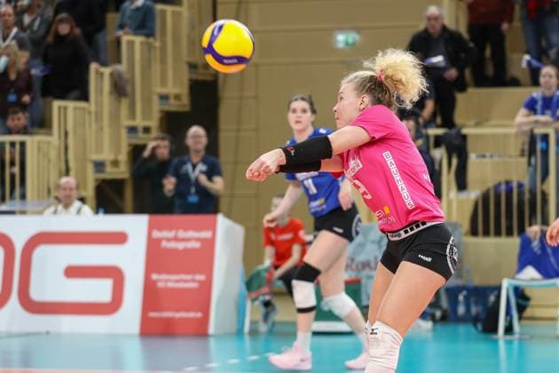 Wiesbaden, Germany January 29, 2025 1 VBL Women 2024 2025 VC Wiesbaden vs Ladies in Black Aachen In the picture Rene Sain VC Wiesbaden, 9 , receiving the ball, hall at Platz der deutschen Einheit Berlin Copyright: xFotostandx xUlrichxScherbaumx