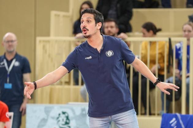 Wiesbaden, Germany January 29, 2025 1 VBL Women 2024 2025 VC Wiesbaden vs Ladies in Black Aachen In the picture coach Tigin Yaglioglu VC Wiesbaden unhappy on the pitch Halle am Platz der deutschen Einheit Berlin Copyright: xFotostandx xUlrichxScherbaumx