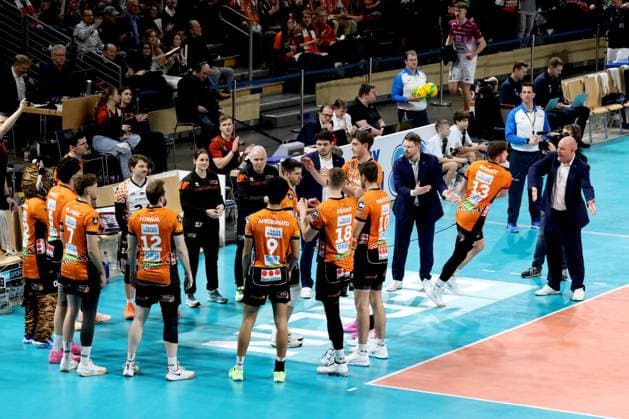DEU, CEV Champions League, BR Volleys vs. Projekt WARSZAWA, 29.01.2025, Max-Schmeling-Halle, Berlin, DEU, CEV Champions League, BR Volleys vs. Projekt WARSZAWA, im Bild Trainer Joel Banks (BR Volleys), BR Volleys-Spielerkreis Foto: Juergen Engler nordphoto GmbH nordphotoxGmbHx xEngler nph00076