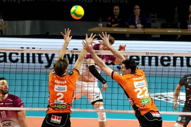 DEU, CEV Champions League, BR Volleys vs Projekt WARSZAWA, 29 01 2025, Max Schmeling Halle, Berlin, DEU, CEV Champions League, BR Volleys vs Projekt WARSZAWA, in the picture Matthew Knigge BR Volleys 2 , Jake Hanes BR Volleys 22 , KOWALCZYK Jakub Projekt WARSZAWA 1 Photo Juergen Engler nordphoto GmbH nordphotoxGmbHx xEngler nph00076