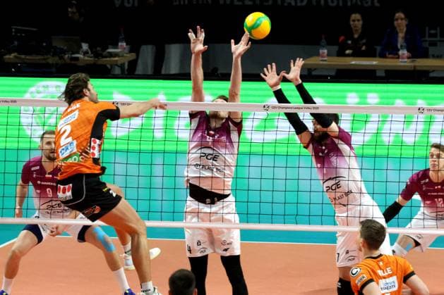 DEU, CEV Champions League, BR Volleys vs Projekt WARSZAWA, 29 01 2025, Max Schmeling Halle, Berlin, DEU, CEV Champions League, BR Volleys vs Projekt WARSZAWA, in the picture Matthew Knigge BR Volleys 2 , Kochanowski Jakub Projekt WARSZAWA 4 , TILLIE Kevin Projekt WARSZAWA 7 Foto Juergen Engler nordphoto GmbH nordphotoxGmbHx xEngler nph00076
