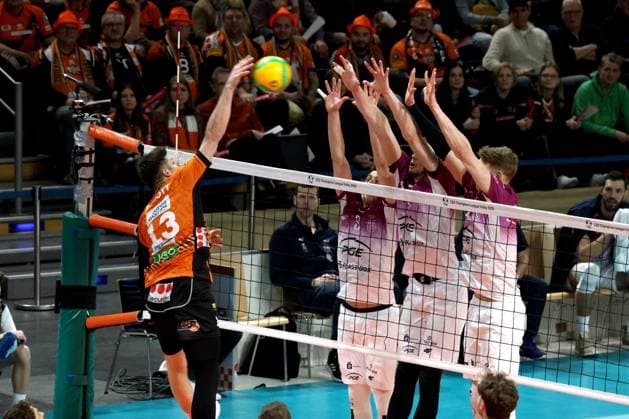 DEU, CEV Champions League, BR Volleys vs Projekt WARSZAWA, 29 01 2025, Max Schmeling Halle, Berlin, DEU, CEV Champions League, BR Volleys vs Projekt WARSZAWA, in the picture Ruben Schott BR Volleys 13 , w3 , FIRLEJ Jan Projekt WARSZAWA 5 , FIRLEJ Jan Projekt WARSZAWA 5 Foto Juergen Engler nordphoto GmbH nordphotoxGmbHx xEngler nph00076