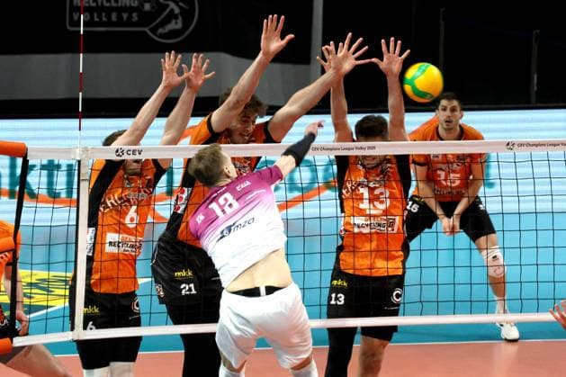 DEU, CEV Champions League, BR Volleys vs Project WARSZAWA, 29 01 2025, Max Schmeling Halle, Berlin, DEU, CEV Champions League, BR Volleys vs Project WARSZAWA, in the picture Johannes Tille BR Volleys 6 , Tobias Krick BR Volleys 21 , Ruben Schott BR Volleys 13 , SZALPUK Arturx Project WARSZAWA 12 Photo Juergen Engler nordphoto GmbH nordphotoxGmbHx xEngler nph00076