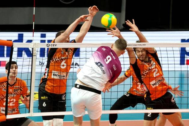 DEU, CEV Champions League, BR Volleys vs Project WARSZAWA, 29 01 2025, Max Schmeling Halle, Berlin, DEU, CEV Champions League, BR Volleys vs Project WARSZAWA, in the picture Johannes Tille BR Volleys 6 , Matthew Knigge BR Volleys 2 , BOLADZ Bartlomiej Project WARSZAWA 9s Photo Juergen Engler nordphoto GmbH nordphotoxGmbHx xEngler nph00076