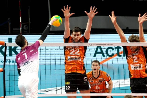 DEU, CEV Champions League, BR Volleys vs Project WARSZAWA, 29 01 2025, Max Schmeling Halle, Berlin, DEU, CEV Champions League, BR Volleys vs Project WARSZAWA, in the picture Jake Hanes BR Volleys 22 , Matthew Knigge BR Volleys 2 , Johannes Tille BR Volleys 6 , TILLIE Kevin Project WARSZAWA 7 Photo Juergen Engler nordphoto GmbH nordphotoxGmbHx xEngler nph00076