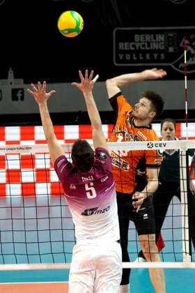 DEU, CEV Champions League, BR Volleys vs Projekt WARSZAWA, 29 01 2025, Max Schmeling Halle, Berlin, DEU, CEV Champions League, BR Volleys vs Projekt WARSZAWA, in the picture Ruben Schott BR Volleys 13 , FIRLEJ Jan Projekt WARSZAWA 5 Foto Juergen Engler nordphoto GmbH nordphotoxGmbHx xEngler nph00076