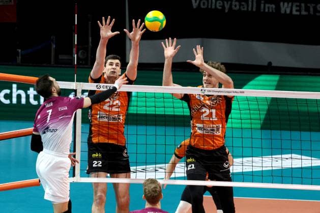 DEU, CEV Champions League, BR Volleys vs Project WARSZAWA, 29 01 2025, Max Schmeling Halle, Berlin, DEU, CEV Champions League, BR Volleys vs Project WARSZAWA, in the picture Jake Hanes BR Volleys 22 , Tobias Krick BR Volleys 21 , TILLIE Kevin Project WARSZAWA 7 Photo Juergen Engler nordphoto GmbH nordphotoxGmbHx xEngler nph00076
