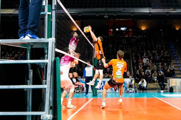 Johannes Tille BR Volleys, 06 defends the ball, 02BBR shoat to BRVolleys vs PGE Project Warsaw n, Champions League , 2025 01 29 Berlin Berlin Land Copyright: xFootxBowl ThomasxSobotzkix