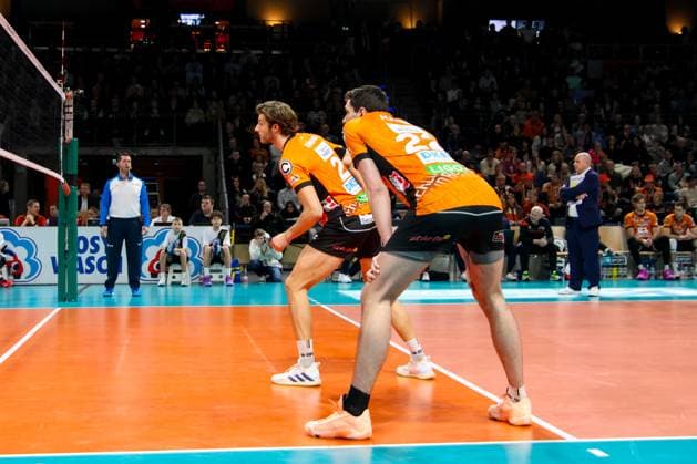 Matthew Knigge BR V olleys, 02 and Jake Hanes BR Volleys, 22 wait for the Polish team to serve, BRVolleys vs PGE Project Warsaw n, Champions League , 2025 01 29 Berlin Berlin Land Copyright: xFootxBowl ThomasxSobotzkix