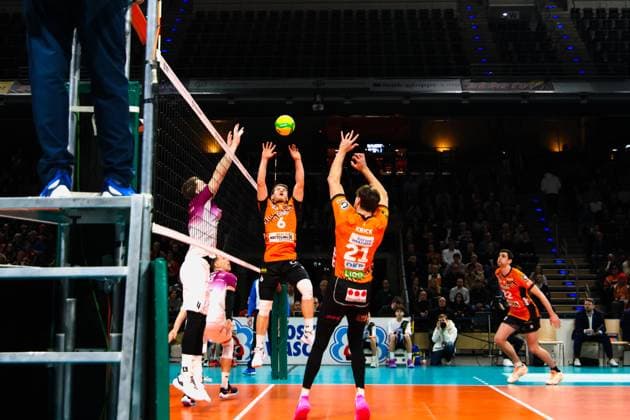 Johannes Tille BR Volleys, 06 with the pass to Tobias Krick BR Volleys, 21 , BRVolleys vs PGE Project Warsaw n, Champions League , 2025 01 29 Berlin Berlin Land Copyright: xFootxBowl ThomasxSobotzkix