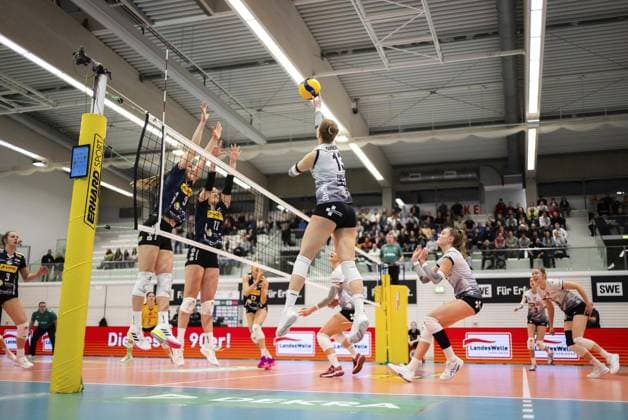 VOLLEYBALL WOMEN 1 BL SWE SUHL FOR EDITORIAL PURPOSES ONLY p 29 01 2025 Erfurt Volleyball 1 Bundesliga Season 2024 2025 Women 20 Matchday Riethsporthalle Schwarz Weiss Erfurt VfB Suhl LOTTO Thüringen in the photo Lara Darowski 13 Schwarz Weiss Erfurt in a duel with Anna Artyshuk 9 VfB Suhl LOTTO Thüringen and Laura Berger 11 VfB Suhl LOTTO Thüringen Germany Thueringen Erfurt Copyright SaschaxFromm Copyright: SaschaxFromm doc7z4zl127klvm2mu5bt2 ,EDITORIAL USE ONLY Copyright: SaschaxFromm