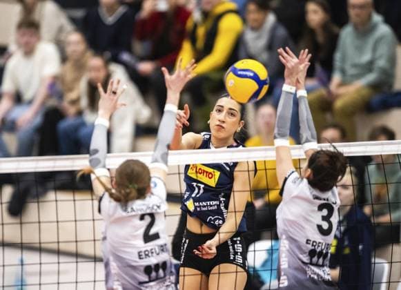 VOLLEYBALL WOMEN 1 BL SWE SUHL FOR EDITORIAL PURPOSES ONLY p 29 01 2025 Erfurt Volleyball 1 Bundesliga Season 2024 2025 Women 20 Matchday Riethsporthalle Schwarz Weiss Erfurt VfB Suhl LOTTO Thuringia in the photo Julia de Paula Viana 17 VfB Suhl LOTTO Thuringia in a duel with Elizabeth Sandbothe 2 Schwarz Weiß Erfurt and Ana Krulj 3 Schwarz Weiß Erfurt Germany Thueringen Erfurt Copyright SaschaxFromm Copyright: SaschaxFromm doc7z4zl4s9aiehwxef2kp ,EDITORIAL USE ONLY Copyright: SaschaxFromm