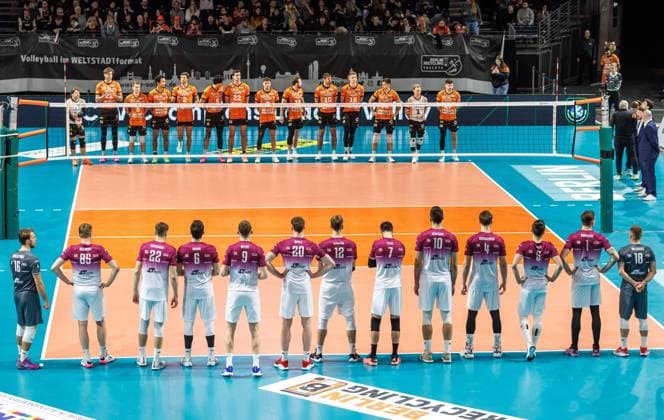 29.01.2025, Berlin, Volleyball: CEV Champions League, Maenner, Spieltag 6, BR Volleys gegen PGE Projekt Warschau, Max-Schmeling-Halle. Beide Teams stehen vor Spielbeginn in der Halle. BR Volleys - PGE Projekt Warschau
