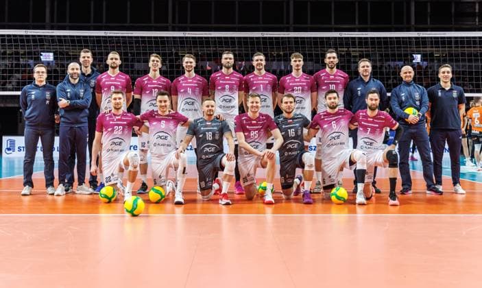 29.01.2025, Berlin, Volleyball: CEV Champions League, Maenner, Spieltag 6, BR Volleys gegen PGE Projekt Warschau, Max-Schmeling-Halle. Gruppenfoto von PGE Projekt Warschau vor Spielbeginn. BR Volleys - PGE Projekt Warschau