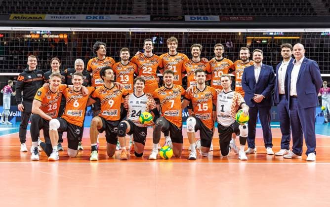 Sport Bilder des Tages 29.01.2025, Berlin, Volleyball: CEV Champions League, Maenner, Spieltag 6, BR Volleys gegen PGE Projekt Warschau, Max-Schmeling-Halle. Gruppenfoto von BR Volleys vor Spielbeginn. BR Volleys - PGE Projekt Warschau