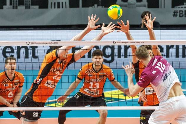 29.01.2025, Berlin, Volleyball: CEV Champions League, Maenner, Spieltag 6, BR Volleys gegen PGE Projekt Warschau, Max-Schmeling-Halle. Artur Szalpuk (r) von PGE Projekt Warschau spielt den Ball gegen Berlins Jake Hanes (l). BR Volleys - PGE Projekt Warschau