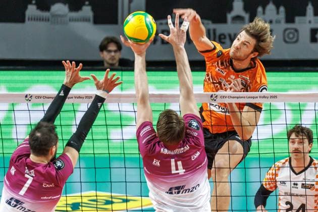 29.01.2025, Berlin, Volleyball: CEV Champions League, Maenner, Spieltag 6, BR Volleys gegen PGE Projekt Warschau, Max-Schmeling-Halle. Berlins Matthew Knigge (r-l) spielt den Ball gegen den Block aus Jakub Kochanowski und Kevin Tillie von PGE Projekt Warschau. BR Volleys - PGE Projekt Warschau