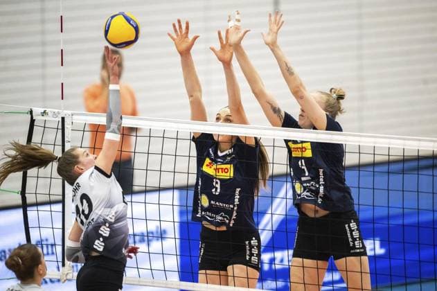 VOLLEYBALL WOMEN 1 BL SWE SUHL FOR EDITORIAL PURPOSES ONLY p 29 01 2025 Erfurt Volleyball 1 Bundesliga Season 2024 2025 Women 20 Matchday Riethsporthalle Schwarz Weiss Erfurt VfB Suhl LOTTO Thüringen in photo Pia Mohr 10 Schwarz Weiss Erfurt in duel with Anna Artyshuk 9 VfB Suhl LOTTO Thüringen and Roosa Laakkonen 4 VfB Suhl LOTTO Thüringen Germany Thueringen Erfurt Copyright SaschaxFromm Copyright: SaschaxFromm doc7z4zlyp2d8x16ypd2mzb ,EDITORIAL USE ONLY Copyright: SaschaxFromm