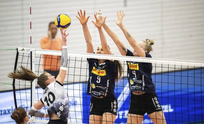 VOLLEYBALL WOMEN 1 BL SWE SUHL FOR EDITORIAL PURPOSES ONLY p 29 01 2025 Erfurt Volleyball 1 Bundesliga Season 2024 2025 Women 20 Matchday Riethsporthalle Schwarz Weiss Erfurt VfB Suhl LOTTO Thüringen in photo Pia Mohr 10 Schwarz Weiss Erfurt in duel with Anna Artyshuk 9 VfB Suhl LOTTO Thüringen and Roosa Laakkonen 4 VfB Suhl LOTTO Thüringen Germany Thueringen Erfurt Copyright SaschaxFromm Copyright: SaschaxFromm doc7z4zlyt9l74a68e5483 ,EDITORIAL USE ONLY Copyright: SaschaxFromm