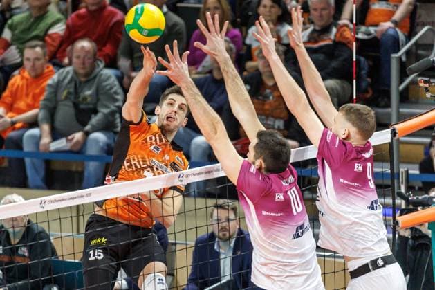 29 01 2025, Berlin, Volleyball CEV Champions League, Men, Matchday 6, BR Volleys vs PGE Projekt Warsaw, Max Schmeling Halle Berlins Moritz Reichert l r plays the ball against the block from Yuriy Semenyuk and Bartlomiej BolÄÖdz from PGE Projekt Warsaw BR Volleys PGE Projekt Warsaw