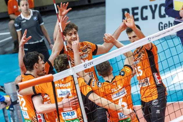 29 01 2025, Berlin, Volleyball CEV Champions League, Men, Matchday 6, BR Volleys vs PGE Project Warsaw, Max Schmeling Halle Berlin Volleys players cheer BR Volleys PGE Project Warsaw