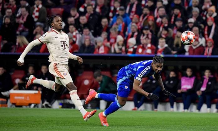 29 01 2025, xemx, Football UEFA Champions League, FC Bayern Muenchen Slovan Bratislava v l Mathys Tel FC Bayern Muenchen , Cesar Blackman Slovan Bratislava Zweikampf, Aktion, action, battle for the ball DFL DFB REGULATIONS PROHIBIT ANY USE OF PHOTOGRAPHS as IMAGE SEQUENCES and or QUASI VIDEO Muenchen