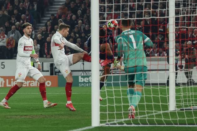 Stuttgart 29 January 2025 Uefa Champions League phase 2024 25 Matchday 8, VFB Stuttgart Paris Saint Germain v l , Bradley Barcola Paris Saint Germain headed the goal to 0 1, goalkeeper Fabian Breddlow VFB Stuttgart Copyright: JoaquimxFerreira