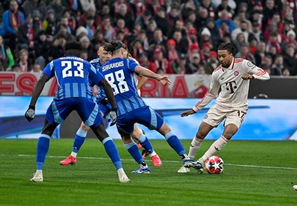 29 01 2025, Football UEFA Championsleague 2024 2025 Matchday 8, FC Bayern Munich Slovan Bratislava, at Allianz Arena Munich v l Sharani Zuberu Slovan Bratislava , Kyriakos Savvidis Slovan Bratislava v Michael Olise FC Bayern Munich DFL and DFB regulations prohibit any use of photographs as image sequences and or quasi video