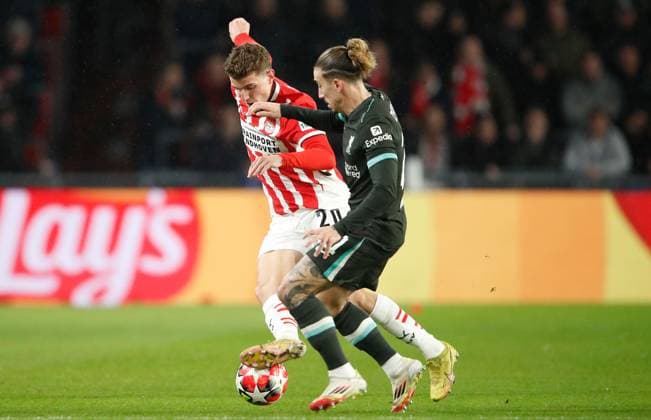 Guus Til of PSV Eindhoven and Kostas Tsimikas of Liverpool in action PSV Eindhoven v Liverpool, UEFA Champions League, Group Stage, Football, Philips Stadion, Eindhoven, Netherlands - 29 Jan 2025 EDITORIAL USE ONLY No use with unauthorised audio, video, data, fixture lists, club league logos or live services. Online in-match use limited to 120 images, no video emulation. No use in betting, games or single club league player publications.  Copyright: xBartxStoutjesdijk Shutterstockx 15122172i