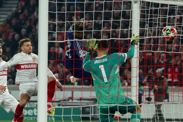 Stuttgart 29 January 2025 Uefa Champions League phase 2024 25 Matchday 8, VFB Stuttgart Paris Saint Germain v l , Bradley Barcola Paris Saint Germain headed the goal to 0 1, goalkeeper Fabian Breddlow VFB Stuttgart Copyright: JoaquimxFerreira