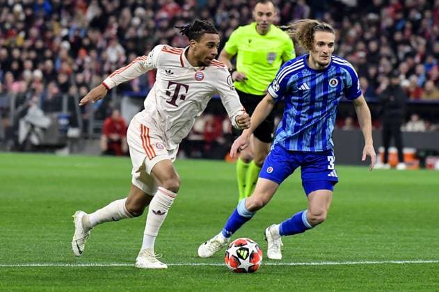 29 01 2025, xemx, Football UEFA Champions League, FC Bayern Muenchen Slovan Bratislava v l Sach Boey FC Bayern Muenchen , Julius Szoeke Slovan Bratislava Zweikampf, Aktion, action, battle for the ball DFL DFB REGULATIONS PROHIBIT ANY USE OF PHOTOGRAPHS as IMAGE SEQUENCES and or QUASI VIDEO Muenchen